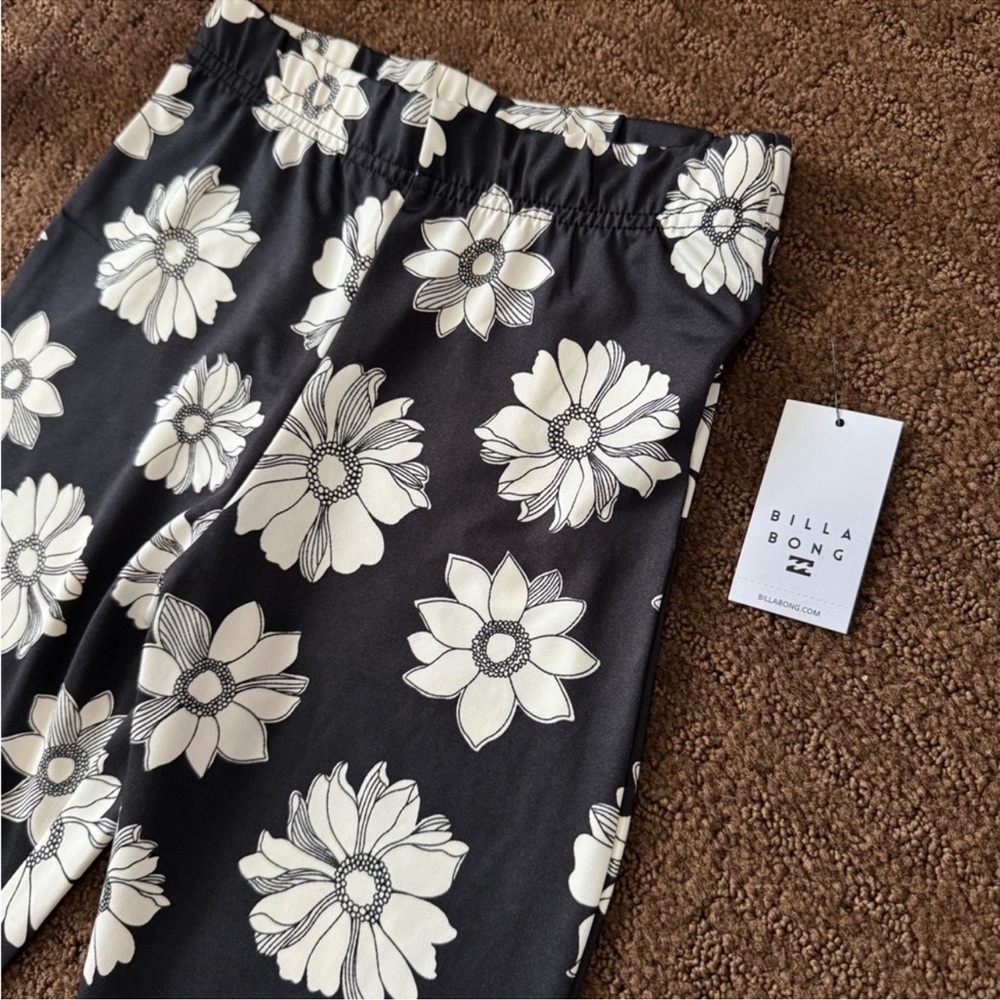 NWOT billabong flower print black and white flared leggings - Picture 2 of 4